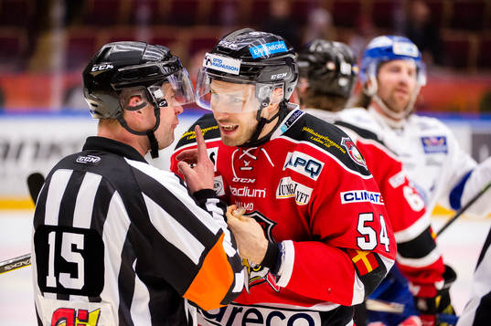 Malmö Redhawks Fabian Brunnström i samtal med domaren