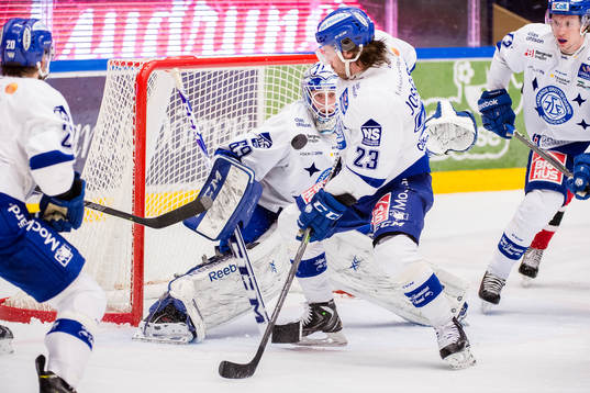 Stökigt framför Leksands målvakt Oscar Alsenfelt