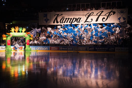 Leksands supportrar före ishockeymatchen i Kvalet till SHL