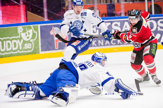 Leksands målvakt Oscar Alsenfelt rensar bort puck
