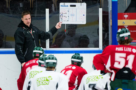 Frölundas tränare Roger Rönnberg har genomgång