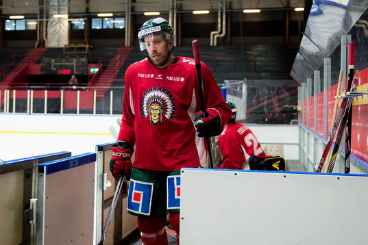 Joel Lundqvist lämnar en träning med Frölunda