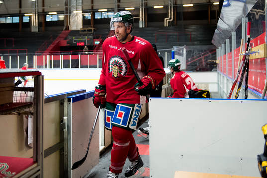 Joel Lundqvist lämnar en träning med Frölunda