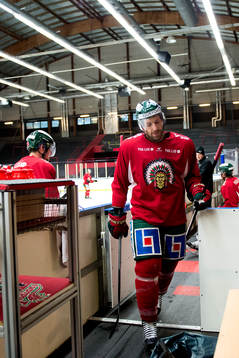 Joel Lundqvist lämnar en träning med Frölunda