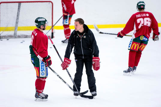 Frölundas tränare Roger Rönnberg har genomgång med Ryan