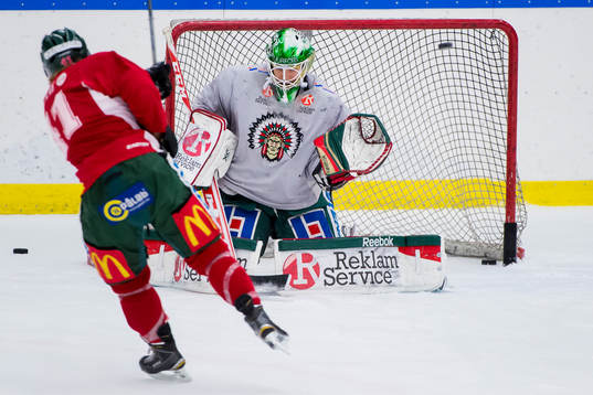 Frölundas målvakt Linus Fernström släpper in ett skott