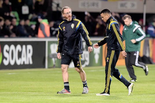 Sjukgymnast Rickard Dahan och Sveriges Martin Olsson som
