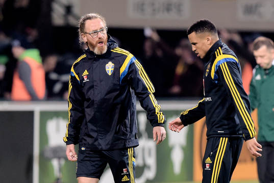 Sjukgymnast Rickard Dahan och Sveriges Martin Olsson som