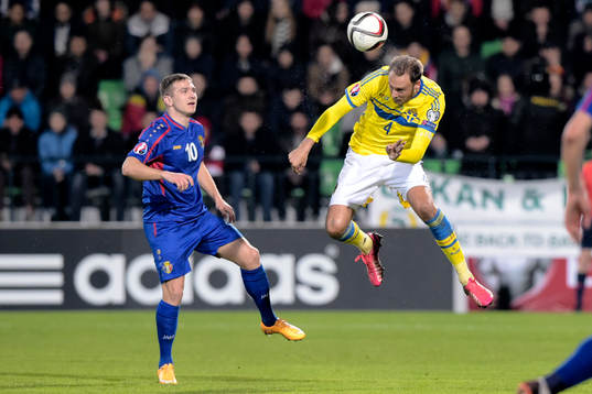 Moldaviens Alexandru Dedov och Sveriges Andreas Granqvist