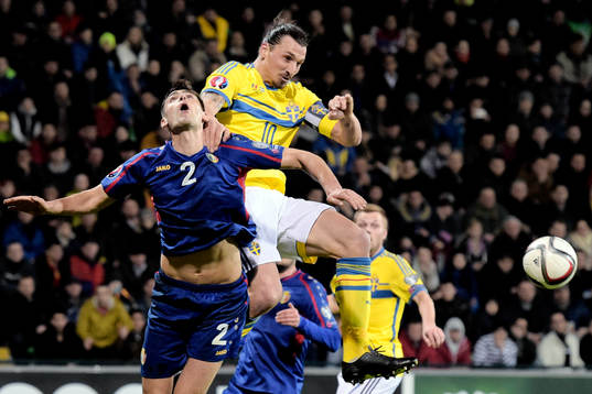 Moldaviens Igor Armas och Sveriges Zlatan Ibrahimovic