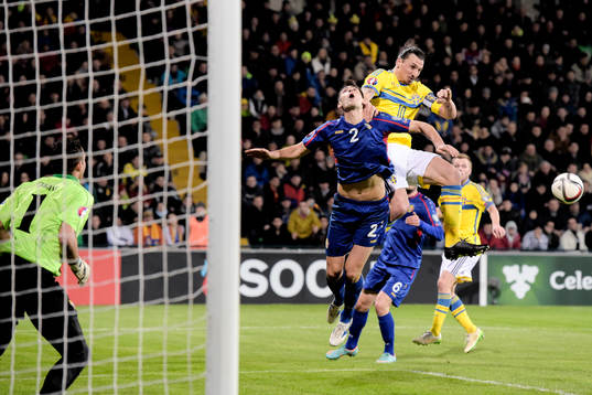 Moldaviens Igor Armas och Sveriges Zlatan Ibrahimovic