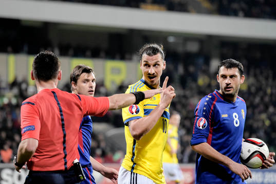 Sveriges Zlatan Ibrahimovic i diskussion med domaren Ivan