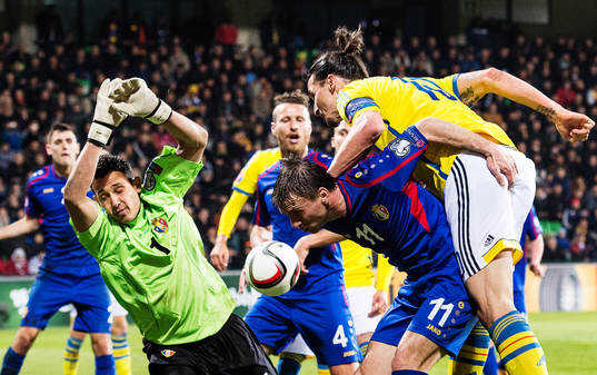 Moldaviens målvakt Ilie Cebanu och Gheorghe Boghiu utmanas
