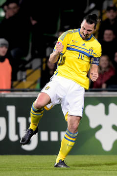 Sveriges Zlatan Ibrahimovic jublar