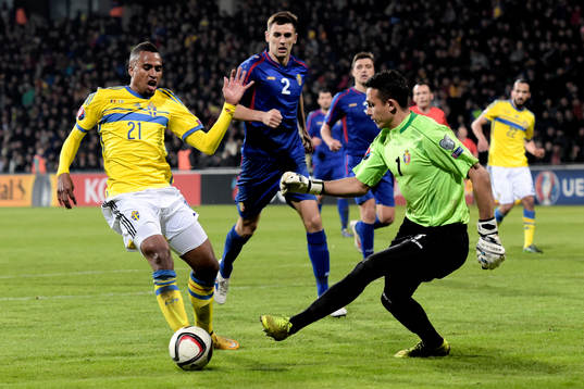 Sveriges Isaac Kiese Thelin kommer fri mot Moldaviens