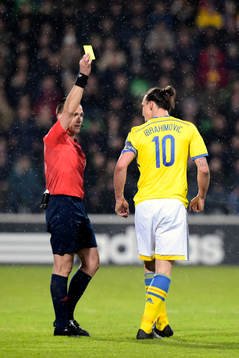 Sveriges Zlatan Ibrahimovic skäller på domaren Ivan Bebek