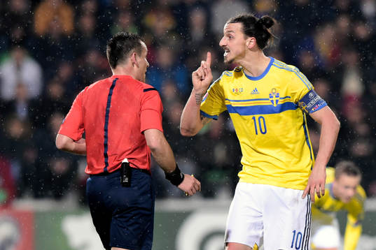 Sveriges Zlatan Ibrahimovic skäller på domaren Ivan Bebek