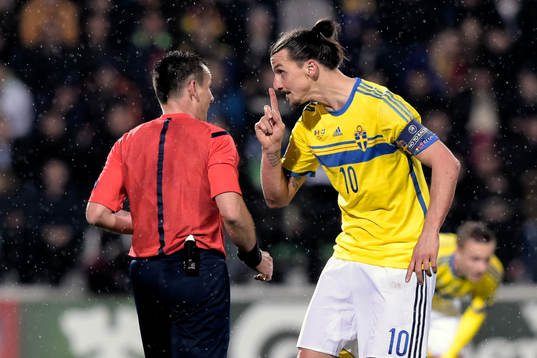 Sveriges Zlatan Ibrahimovic skäller på domaren Ivan Bebek