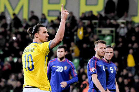 Sveriges Zlatan Ibrahimovic jublar