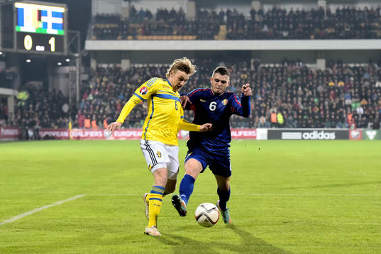 Sveriges Emil Forsberg fälls av Moldaviens Vadym Bolokhan
