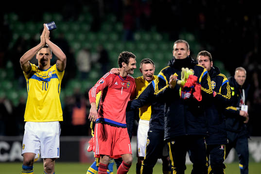 Sveriges Zlatan Ibrahimovic, målvakt Andreas Isaksson, Kim