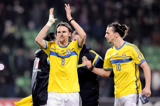 Sveriges Albin Ekdal och Zlatan Ibrahimovic jublar