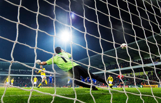 Sveriges Zlatan Ibrahimovic skjuter in 0-2 på straff bakom