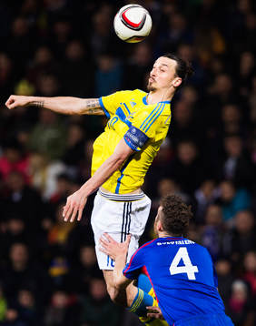 Sveriges Zlatan Ibrahimovic i en duell med Moldaviens