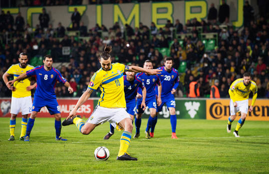 Sveriges Zlatan Ibrahimovic skjuter in 0-2 på straff