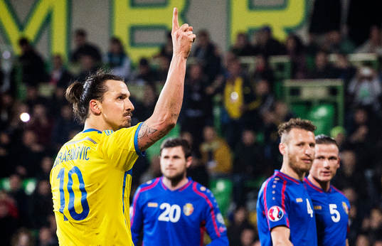 Sveriges Zlatan Ibrahimovic jublar
