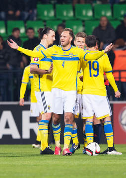 Sveriges Andreas Granqvist slår ut med armarna