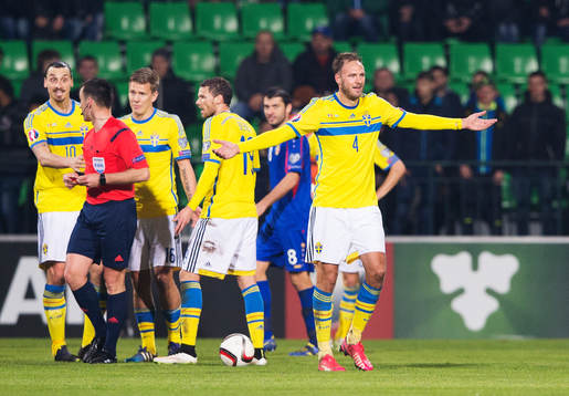 Sveriges Andreas Granqvist slår ut med armarna
