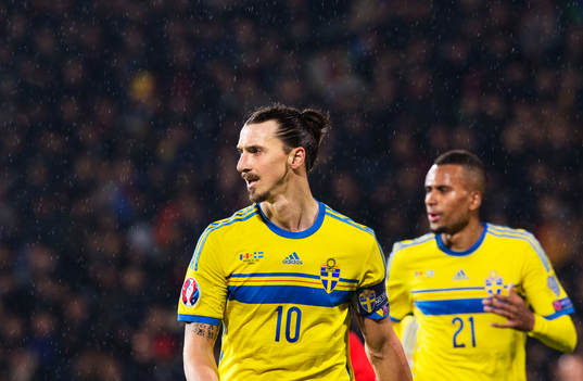 Sveriges Zlatan Ibrahimovic och Isaac Kiese Thelin