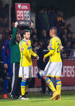 Sveriges Marcus Berg byts in och Isaac Kiese Thelin får