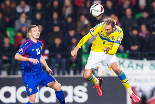 Moldaviens Alexandru Dedov ser Sveriges Andreas Granqvist