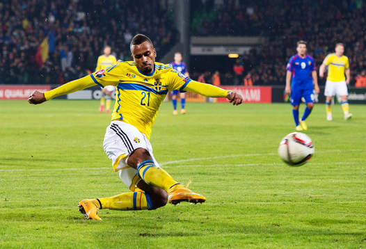 Sveriges Isaac Kiese Thelin skjuter mot mål