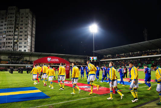 Sveriges lag gör entré till fotbollsmatchen i EM-kvalet
