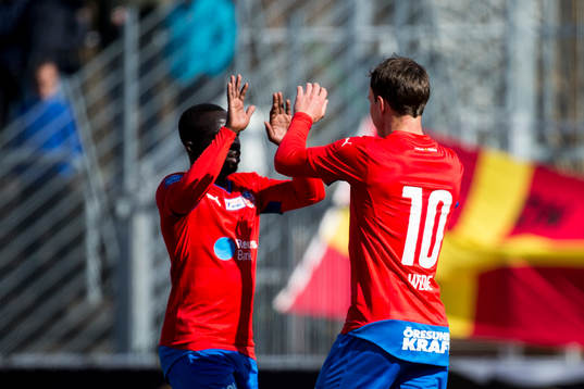 Helsingborgs Anton Wede fira av Emmanuel Boateng