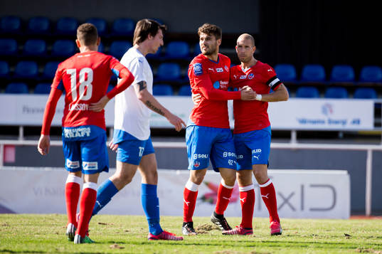 Helsingborgs Mattias Lindström firas av Astrit Ajdarevic
