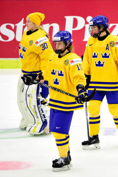 Sveriges målvakt Kim Marti'n Hasson, Emilia Andersson och