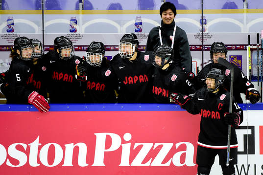 Japan firar segern i ishockeymatchen i Dam-VM mellan