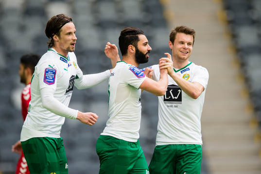 Hammarbys Stefan Batan (m) gratuleras av Linus Hallenius