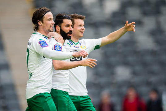 Hammarbys Stefan Batan (m) gratuleras av Linus Hallenius