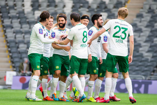 Hammarbys Stefan Batan gratuleras av lagkamrater
