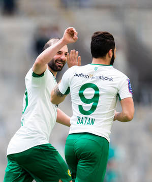 Hammarbys Kennedy Bakircioglu gratulerar Stefan Batan (h)