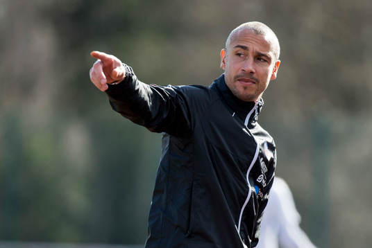 Helsingborgs manager Henrik Larsson pekar