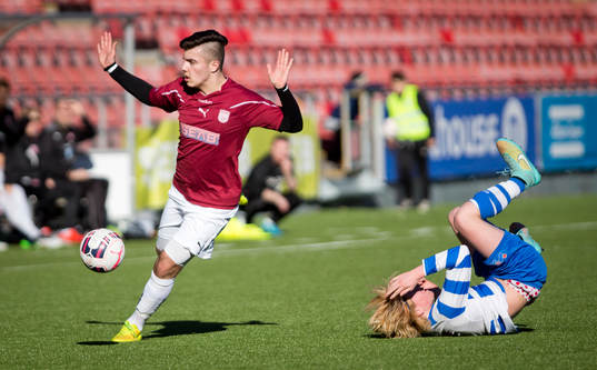 Qviding FIF U16 (i rött) mot IFK Lidingö (i blått/vitt)