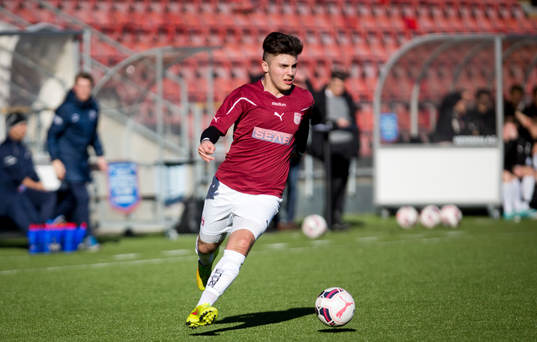Qviding FIF U16 (i rött) mot IFK Lidingö (i blått/vitt)