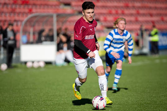 Qviding FIF U16 (i rött) mot IFK Lidingö (i blått/vitt)