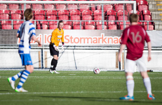 Qviding FIF U16 (i rött) mot IFK Lidingö (i blått/vitt)
